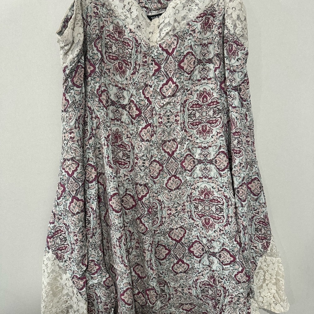 💜 2/$40! Torrid Lace and Floral Dress in Cream and Purple